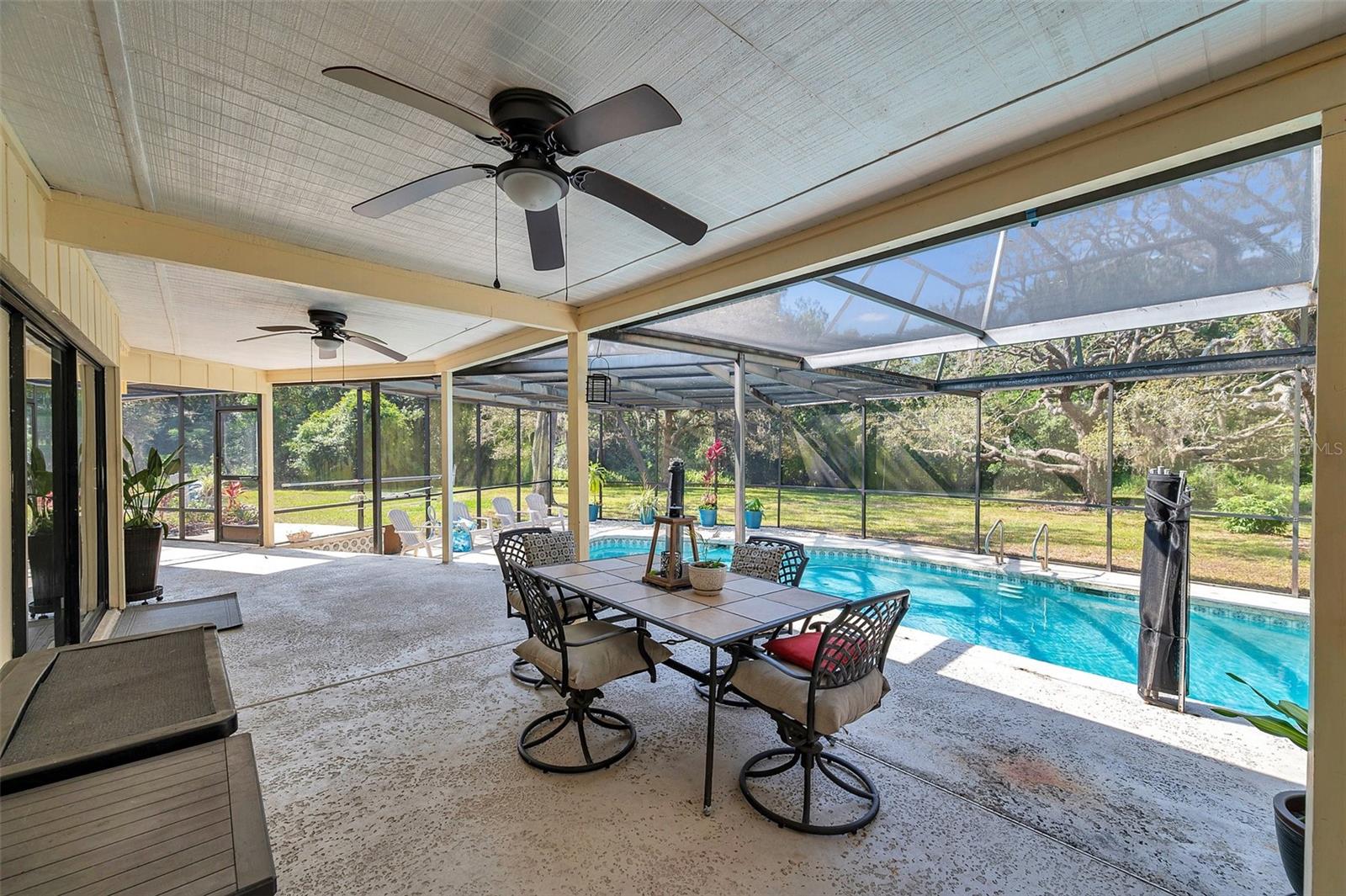 Listing photo id 13 for 6514 Sunhigh Drive