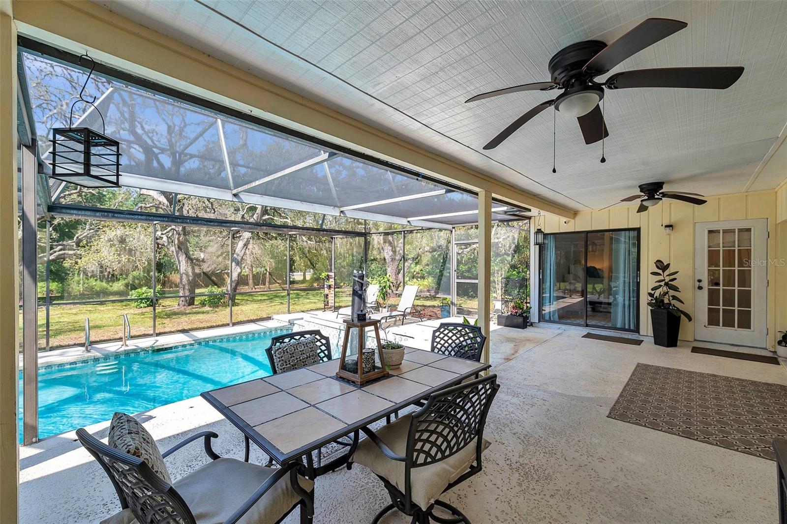 Listing photo id 14 for 6514 Sunhigh Drive