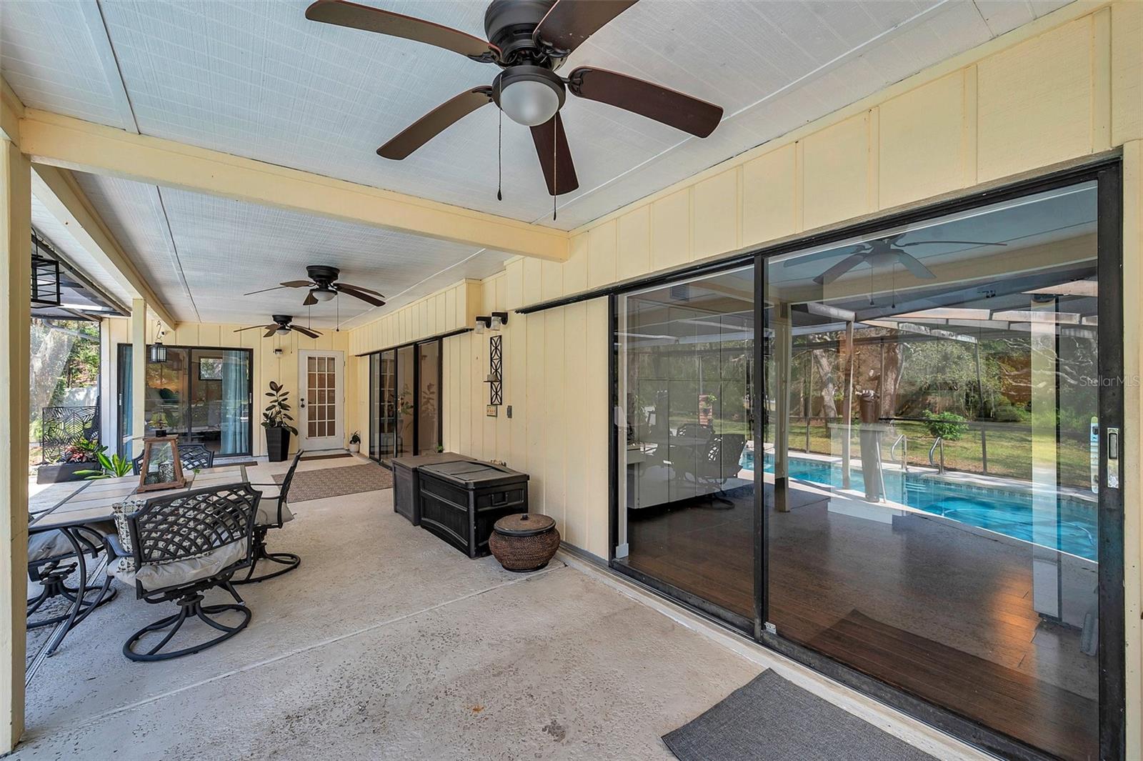 Listing photo id 15 for 6514 Sunhigh Drive