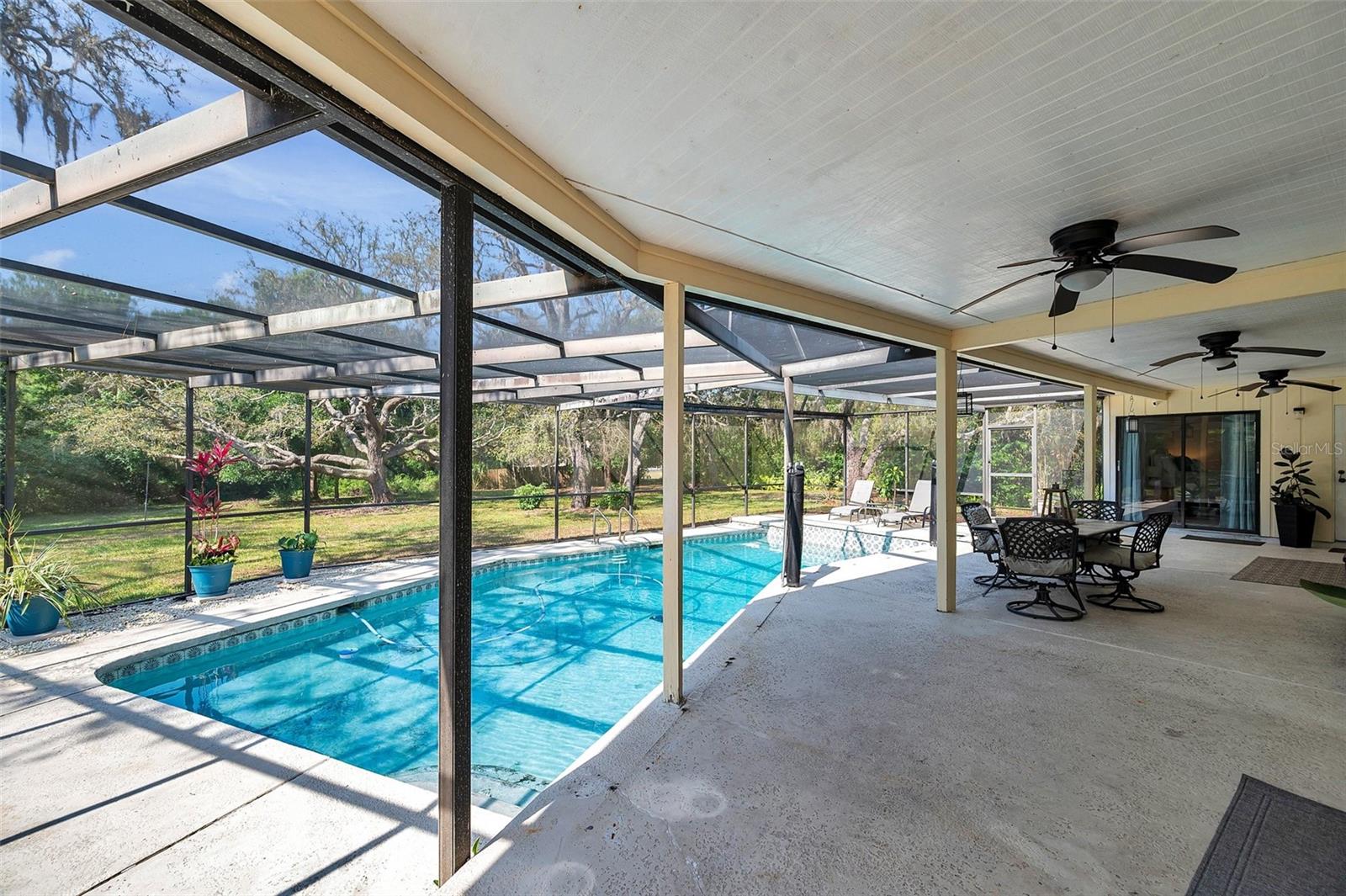 Listing photo id 16 for 6514 Sunhigh Drive