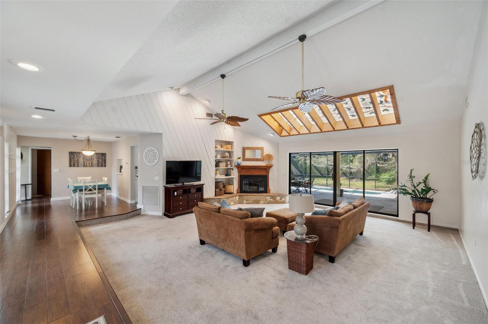 Listing photo id 17 for 6514 Sunhigh Drive