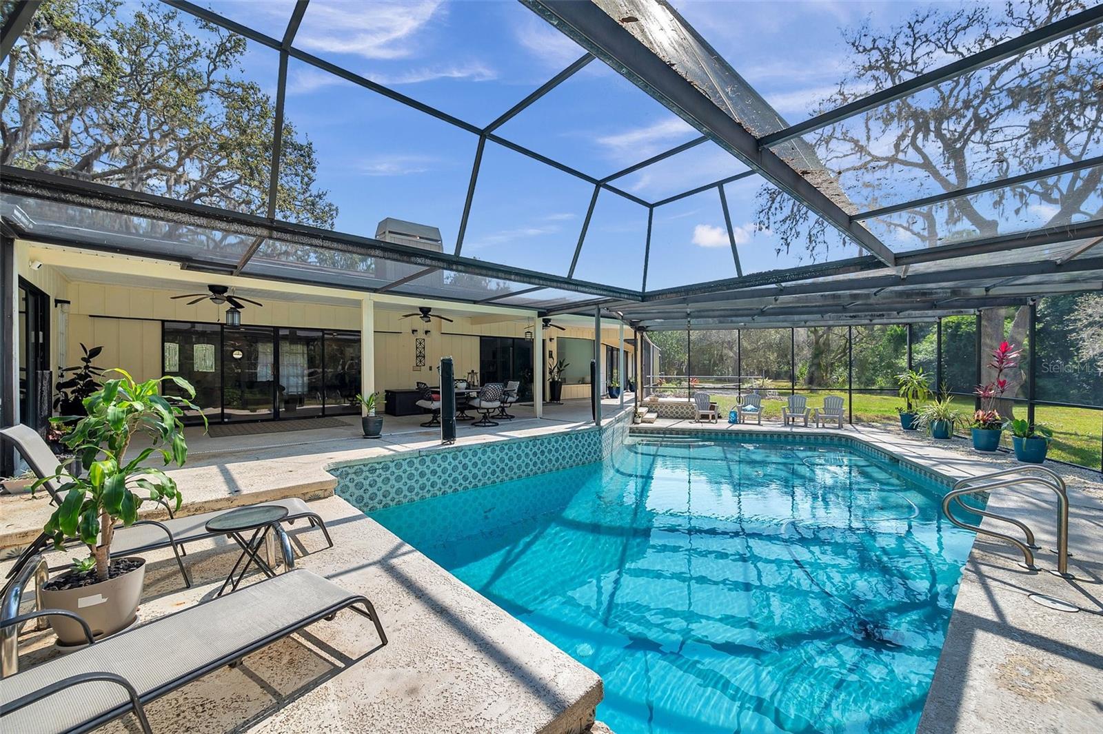Listing photo id 0 for 6514 Sunhigh Drive