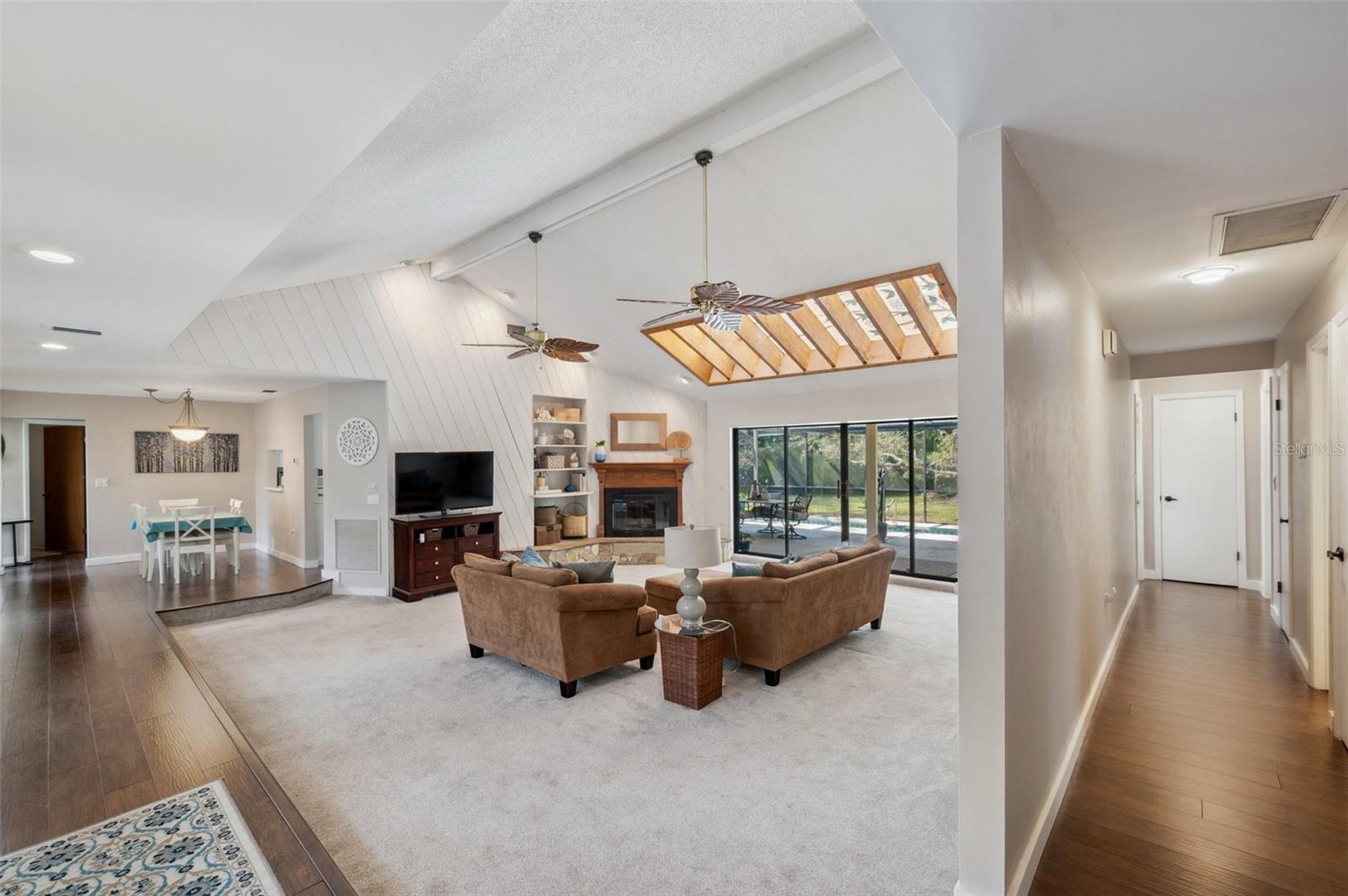 Listing photo id 21 for 6514 Sunhigh Drive