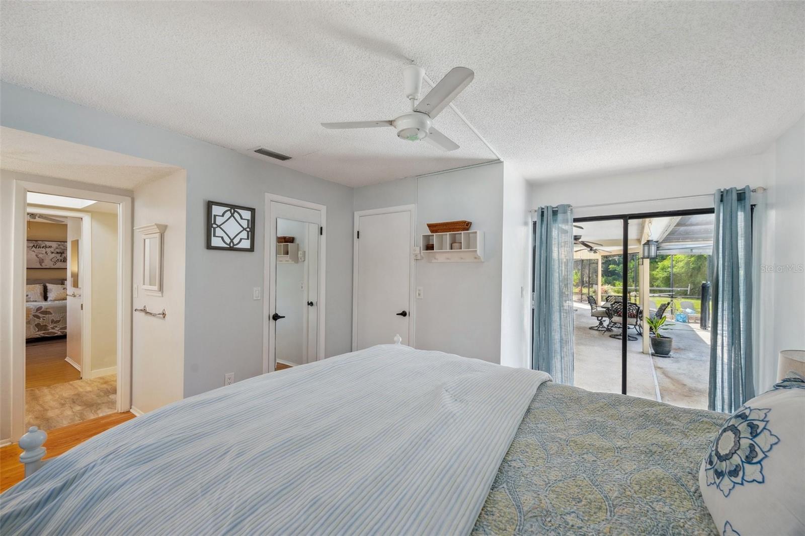 Listing photo id 25 for 6514 Sunhigh Drive