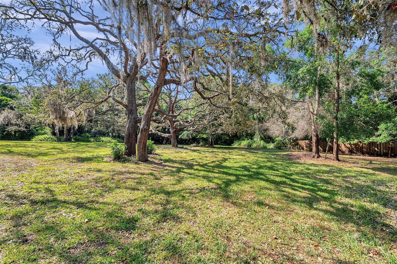 Listing photo id 1 for 6514 Sunhigh Drive
