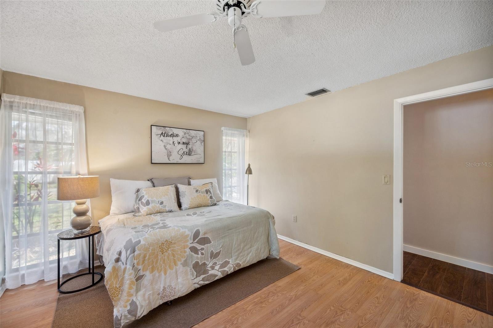 Listing photo id 32 for 6514 Sunhigh Drive