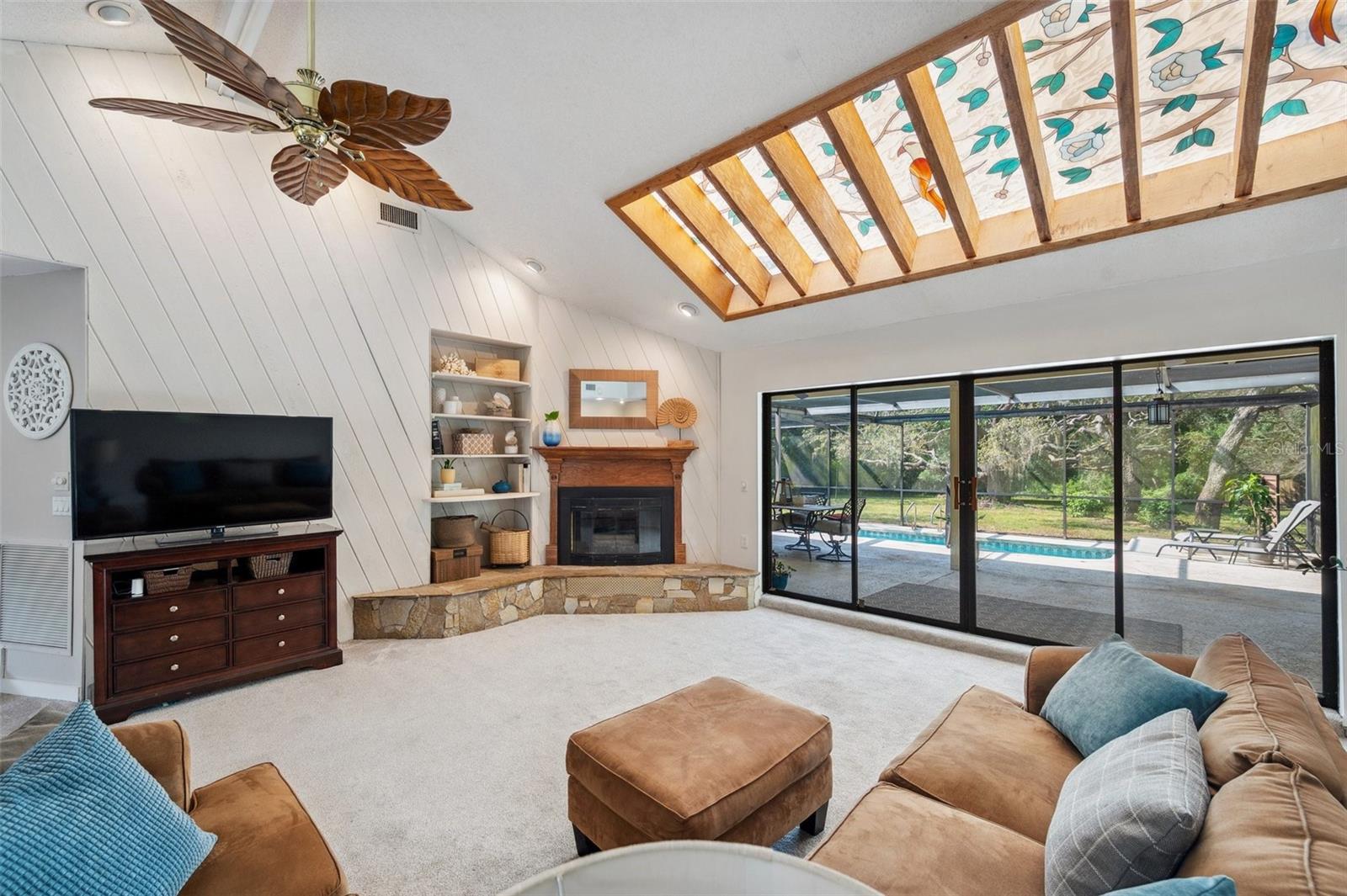 Listing photo id 2 for 6514 Sunhigh Drive