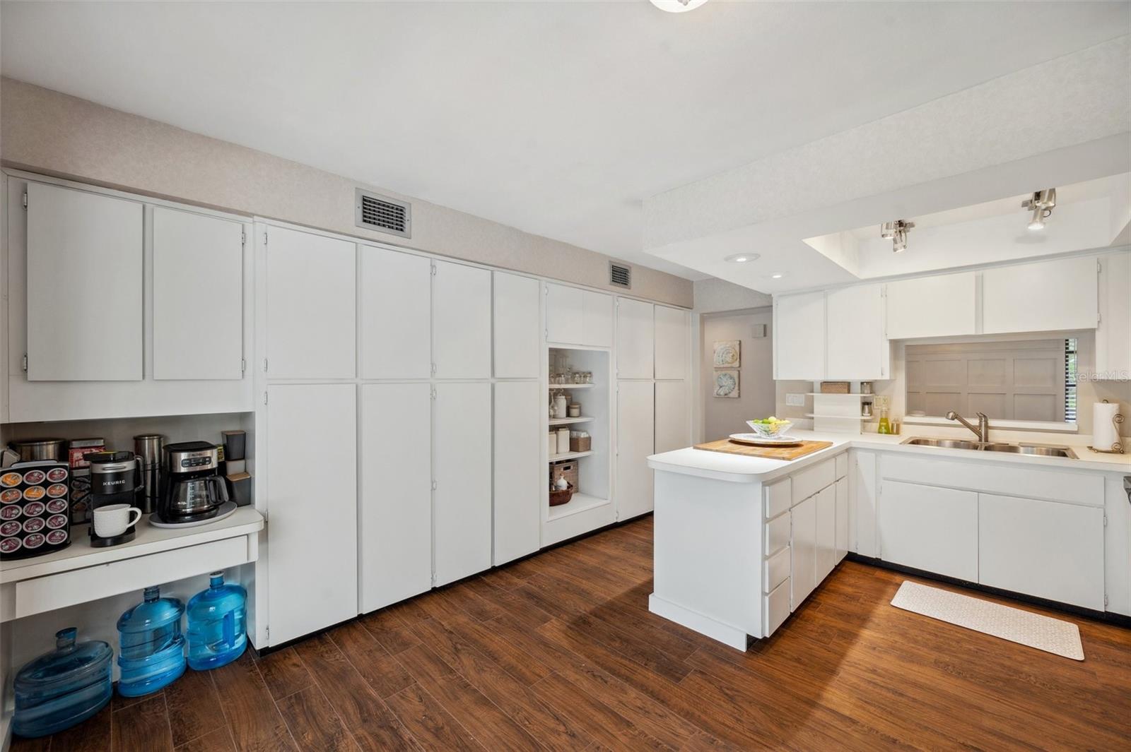 Listing photo id 42 for 6514 Sunhigh Drive