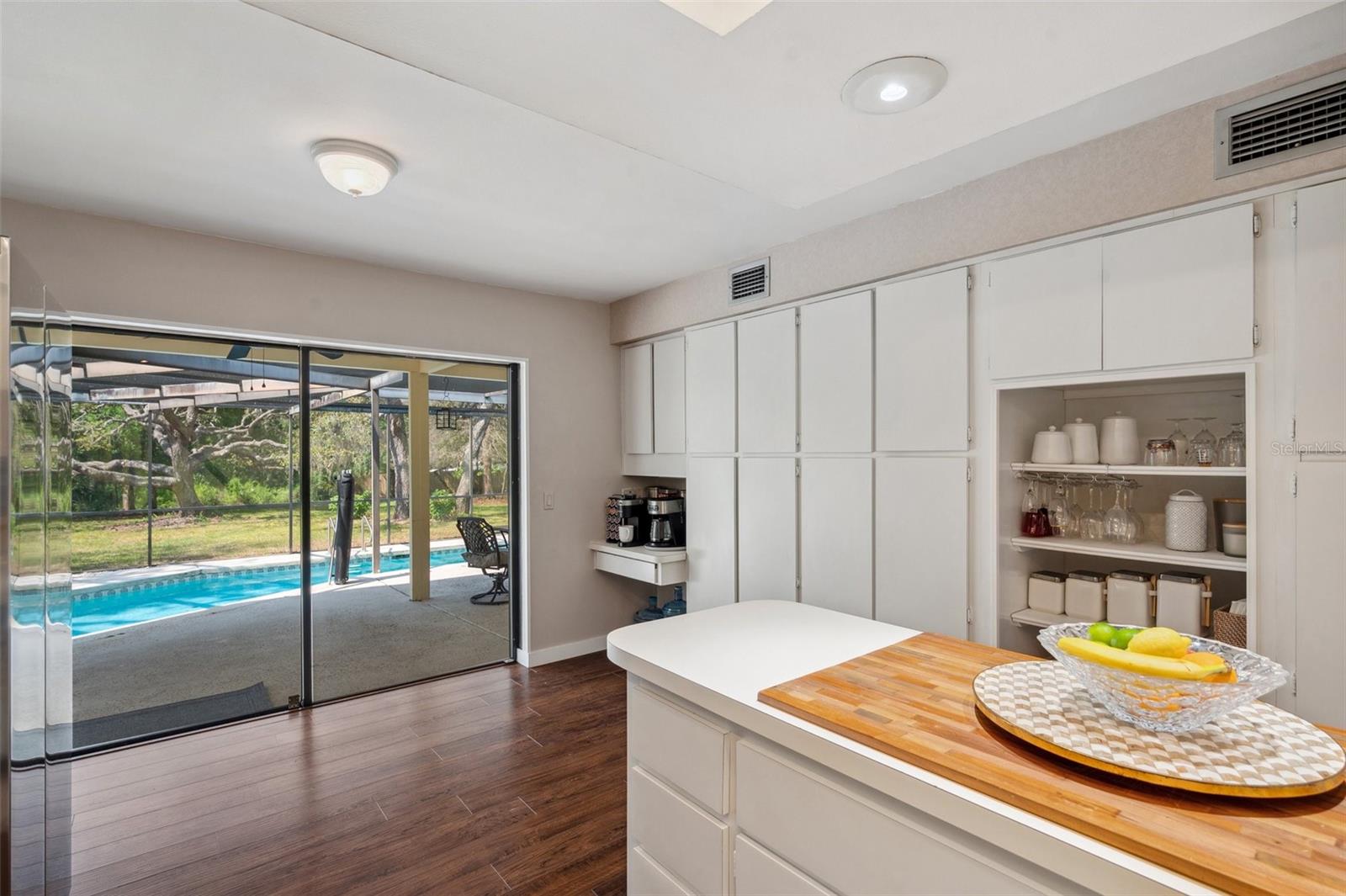 Listing photo id 44 for 6514 Sunhigh Drive