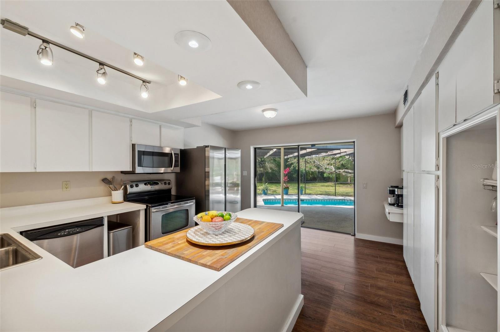 Listing photo id 3 for 6514 Sunhigh Drive