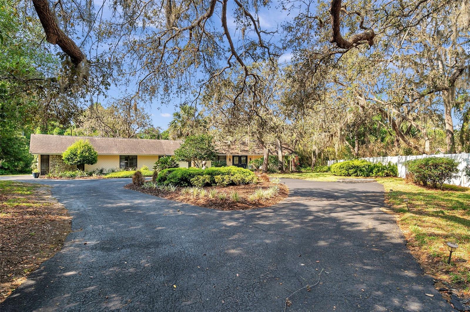 Listing photo id 4 for 6514 Sunhigh Drive