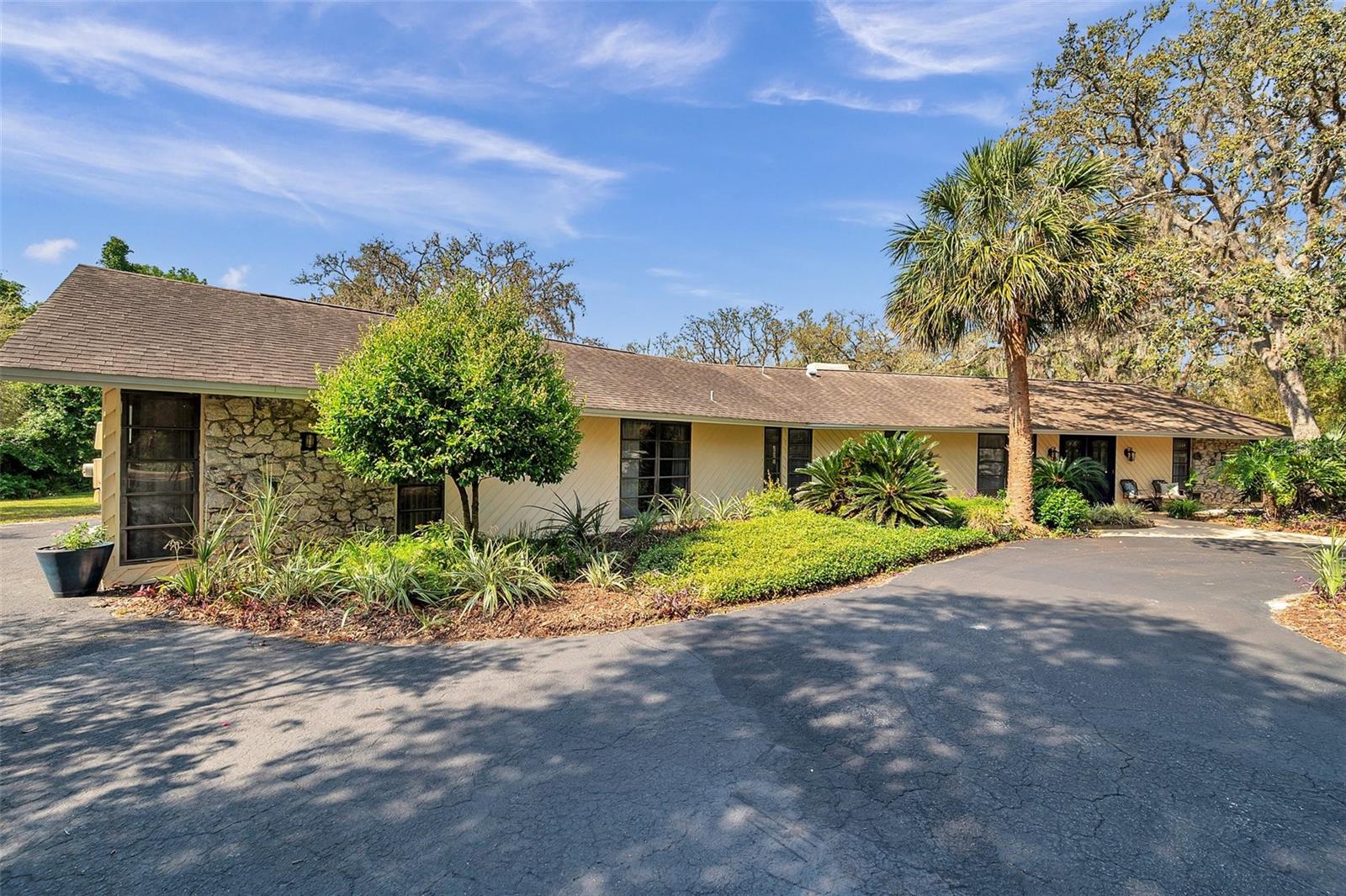 Listing photo id 5 for 6514 Sunhigh Drive