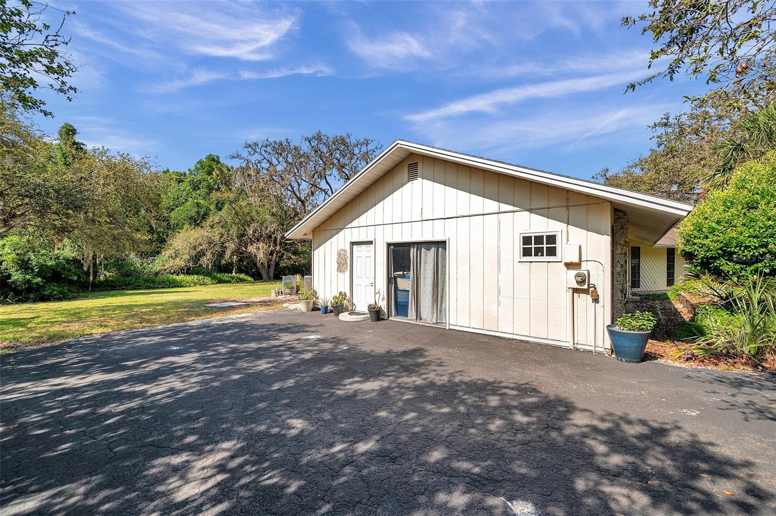 Listing photo id 68 for 6514 Sunhigh Drive