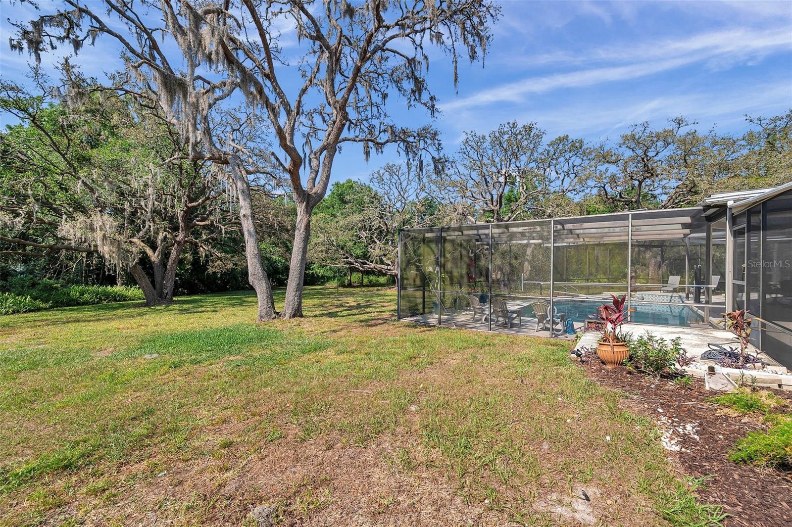 Listing photo id 7 for 6514 Sunhigh Drive