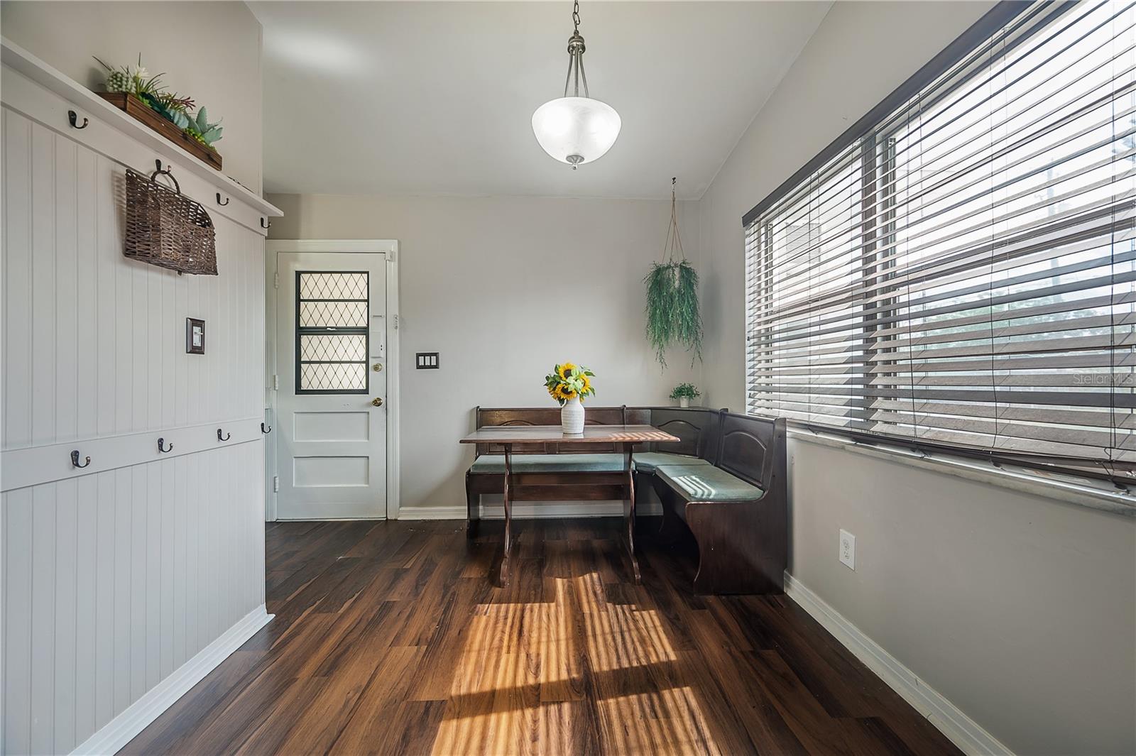 Listing photo id 10 for 7108 Howard Avenue