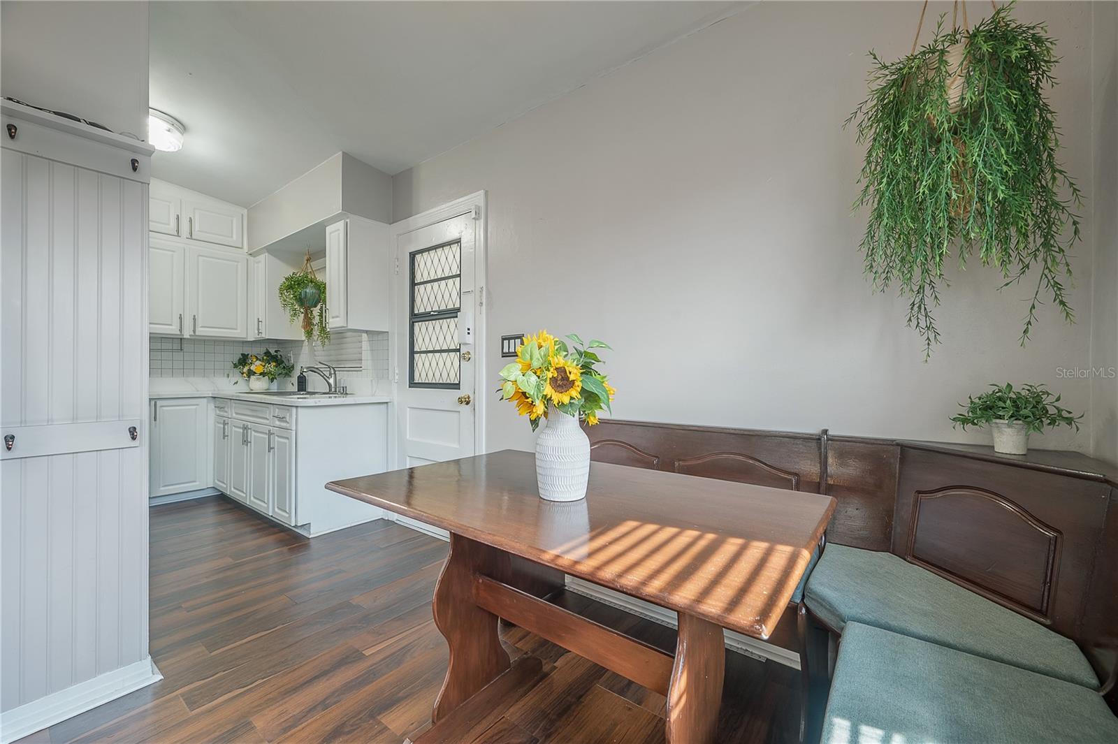 Listing photo id 11 for 7108 Howard Avenue