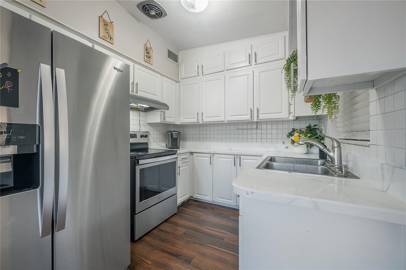 Listing photo id 12 for 7108 Howard Avenue