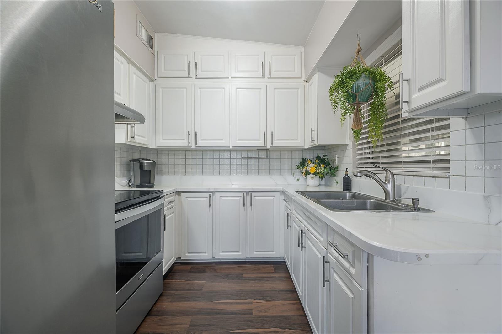 Listing photo id 13 for 7108 Howard Avenue
