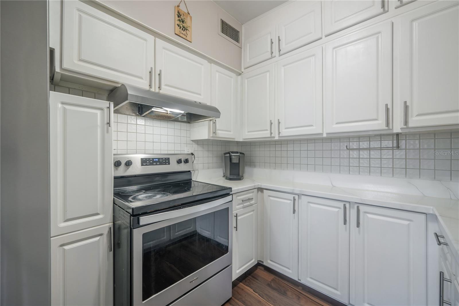 Listing photo id 14 for 7108 Howard Avenue