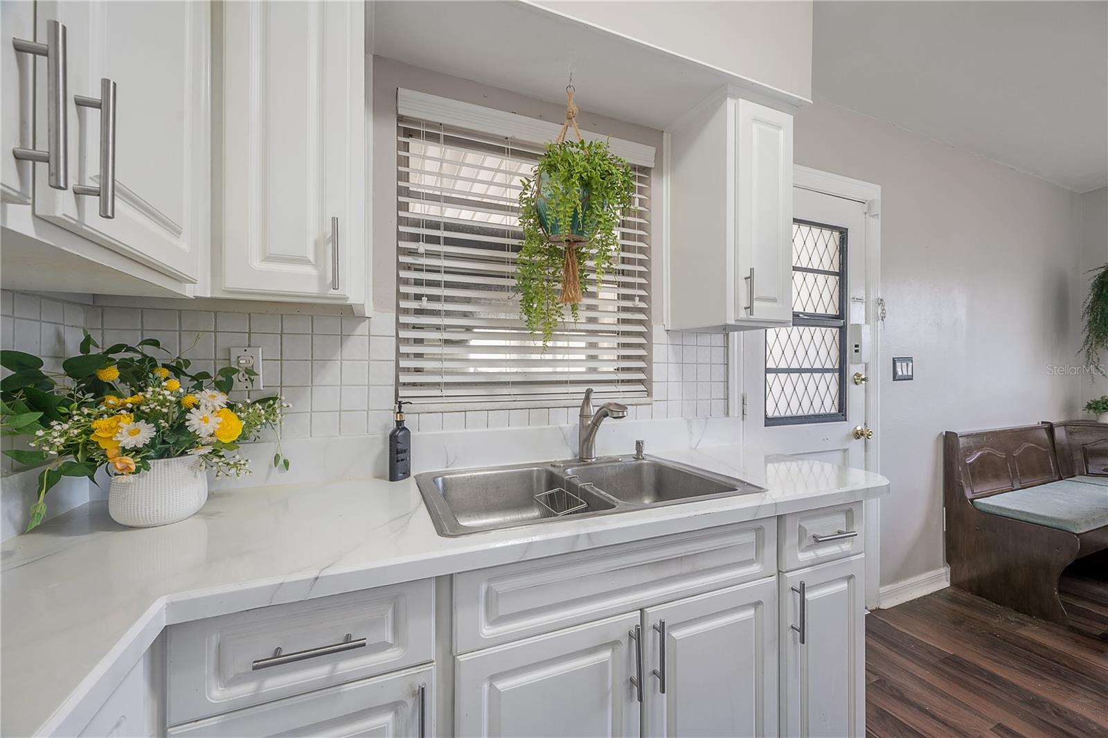 Listing photo id 15 for 7108 Howard Avenue