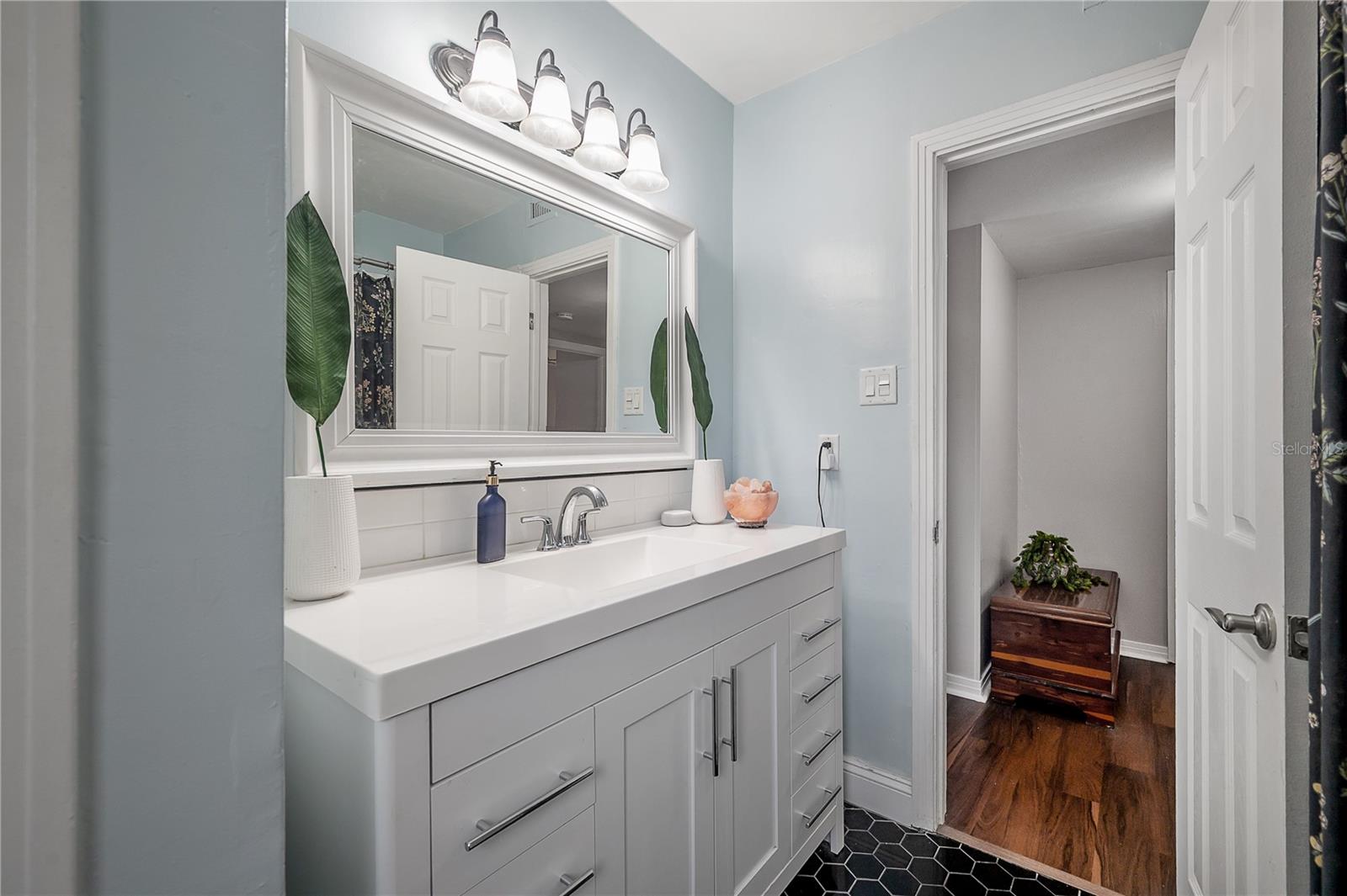 Listing photo id 17 for 7108 Howard Avenue