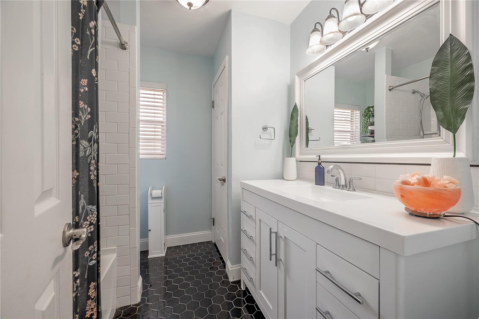 Listing photo id 18 for 7108 Howard Avenue