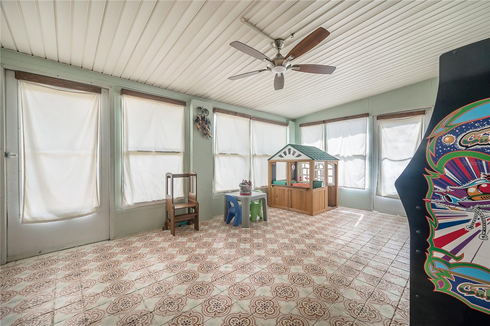 Listing photo id 29 for 7108 Howard Avenue