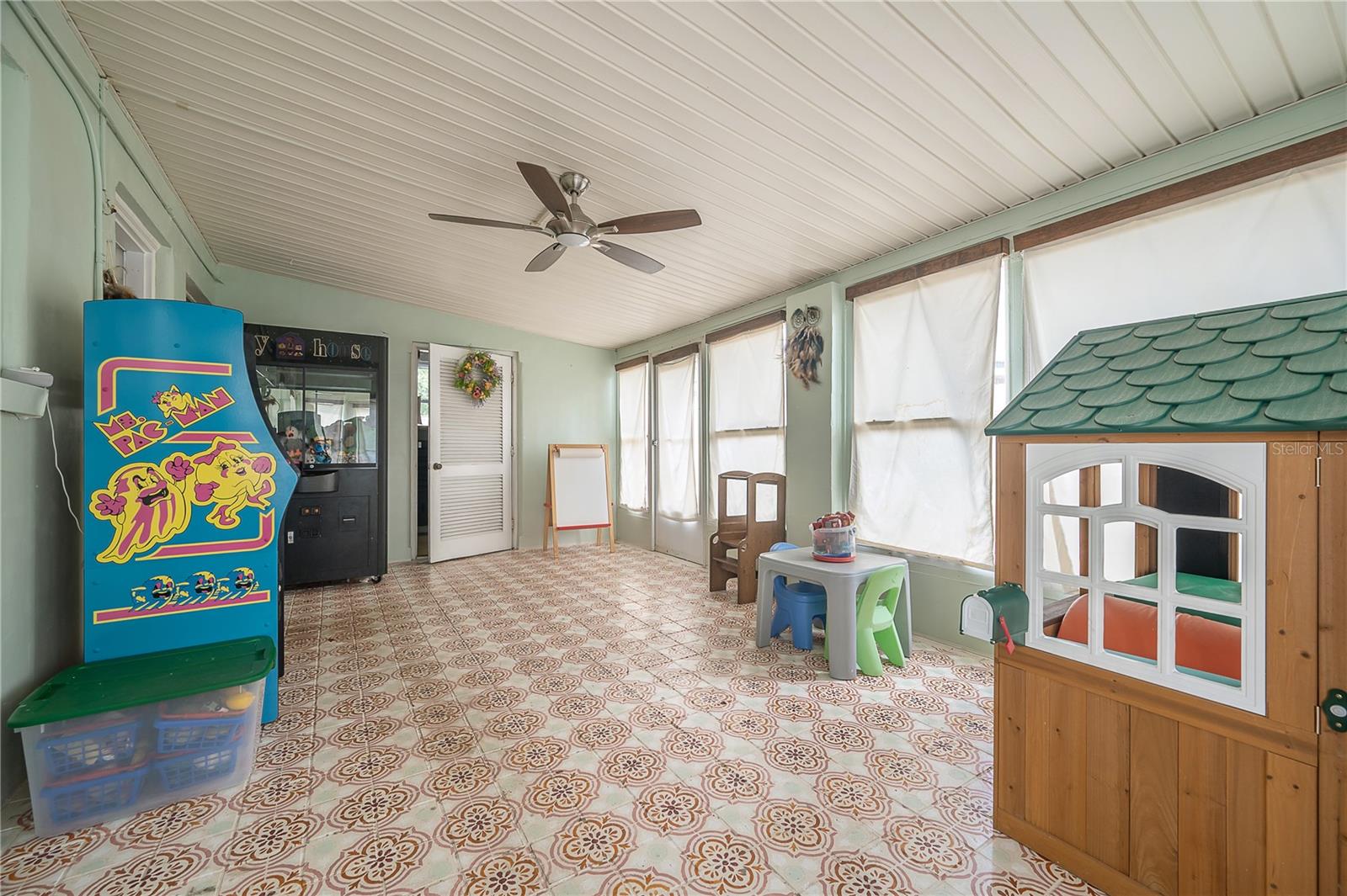 Listing photo id 31 for 7108 Howard Avenue