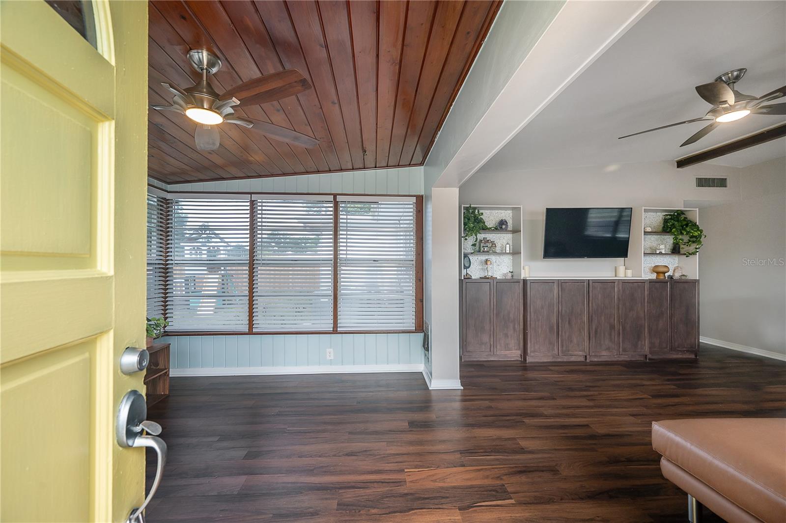 Listing photo id 2 for 7108 Howard Avenue