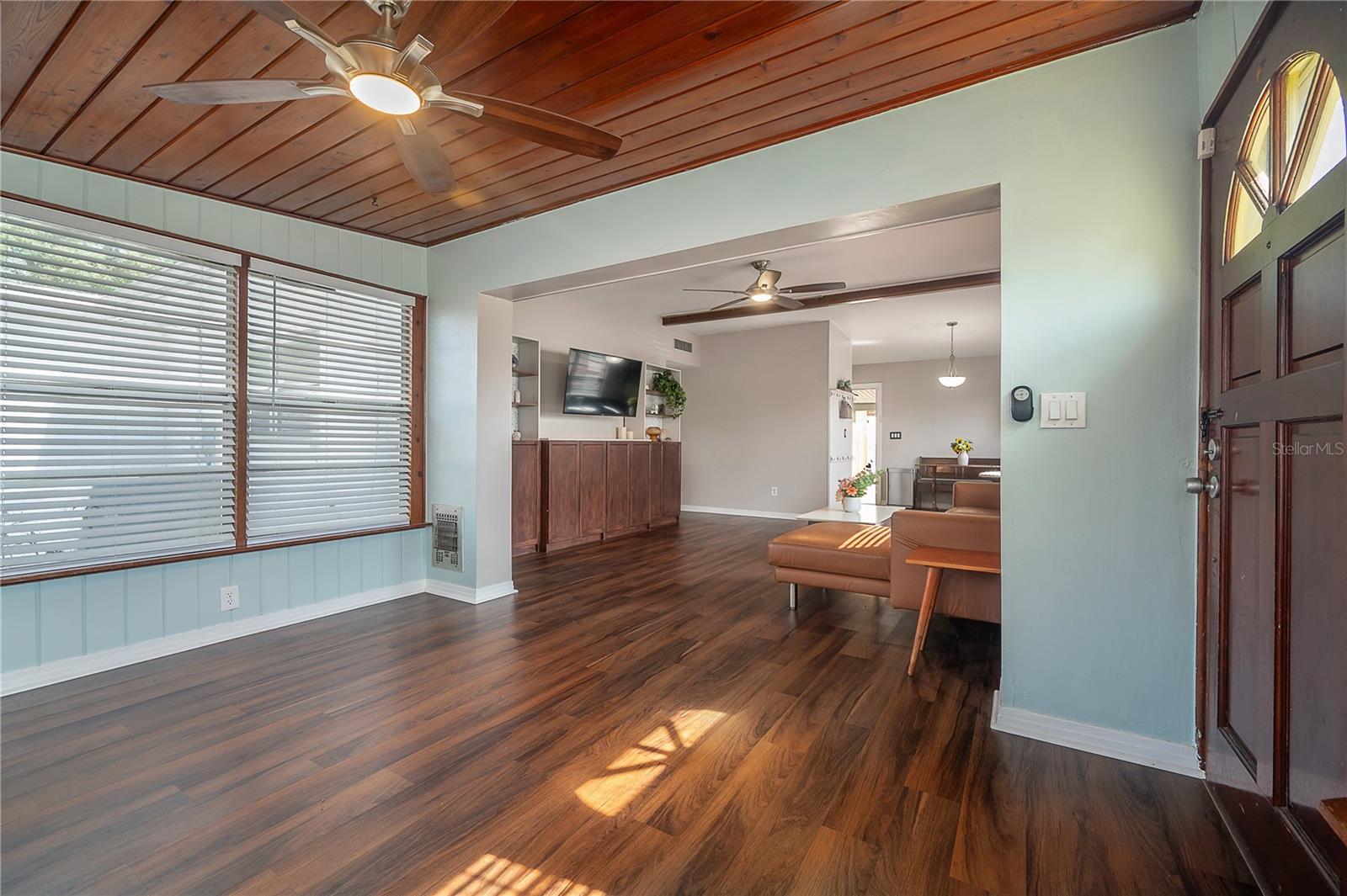 Listing photo id 3 for 7108 Howard Avenue