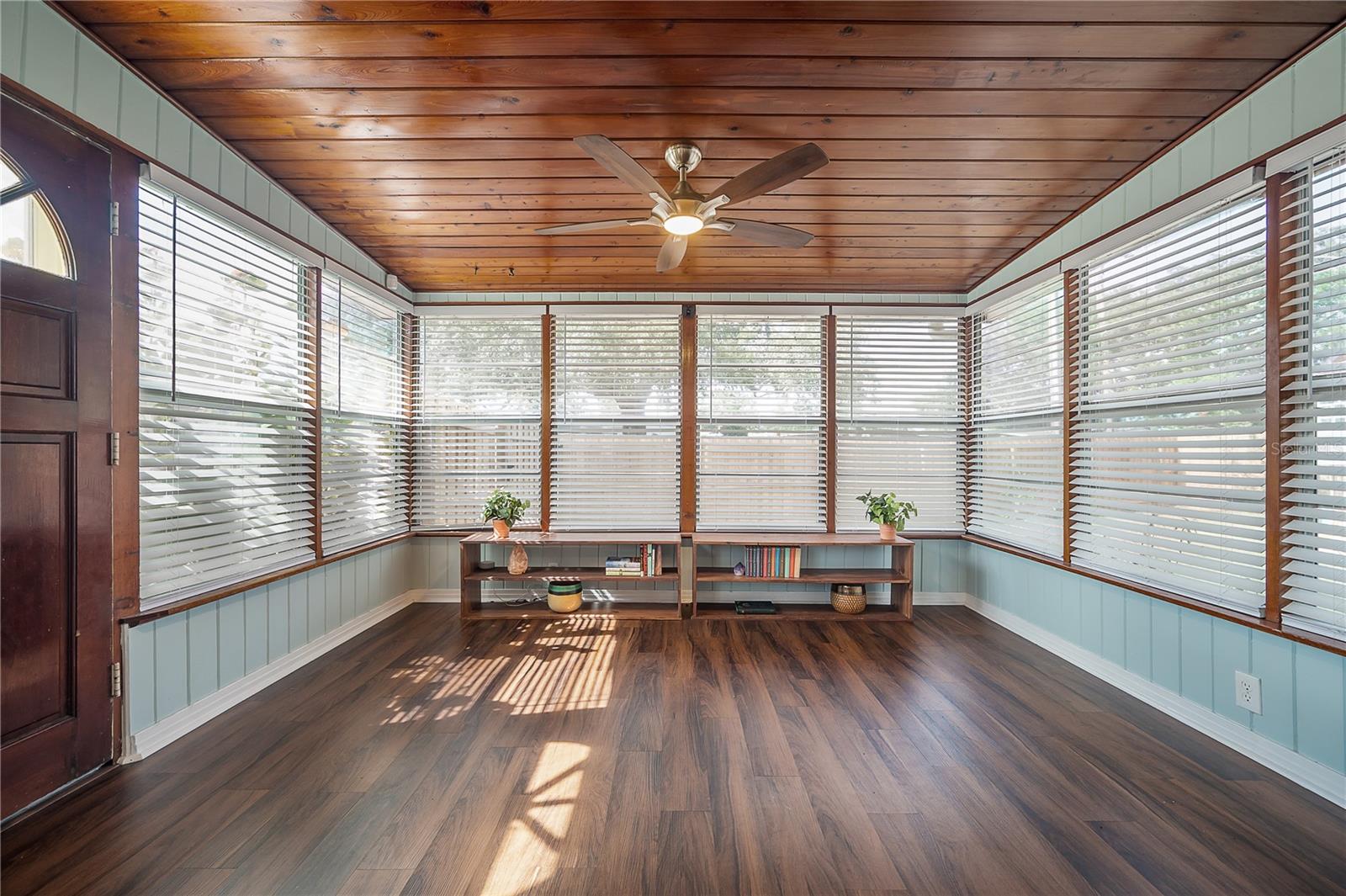 Listing photo id 4 for 7108 Howard Avenue
