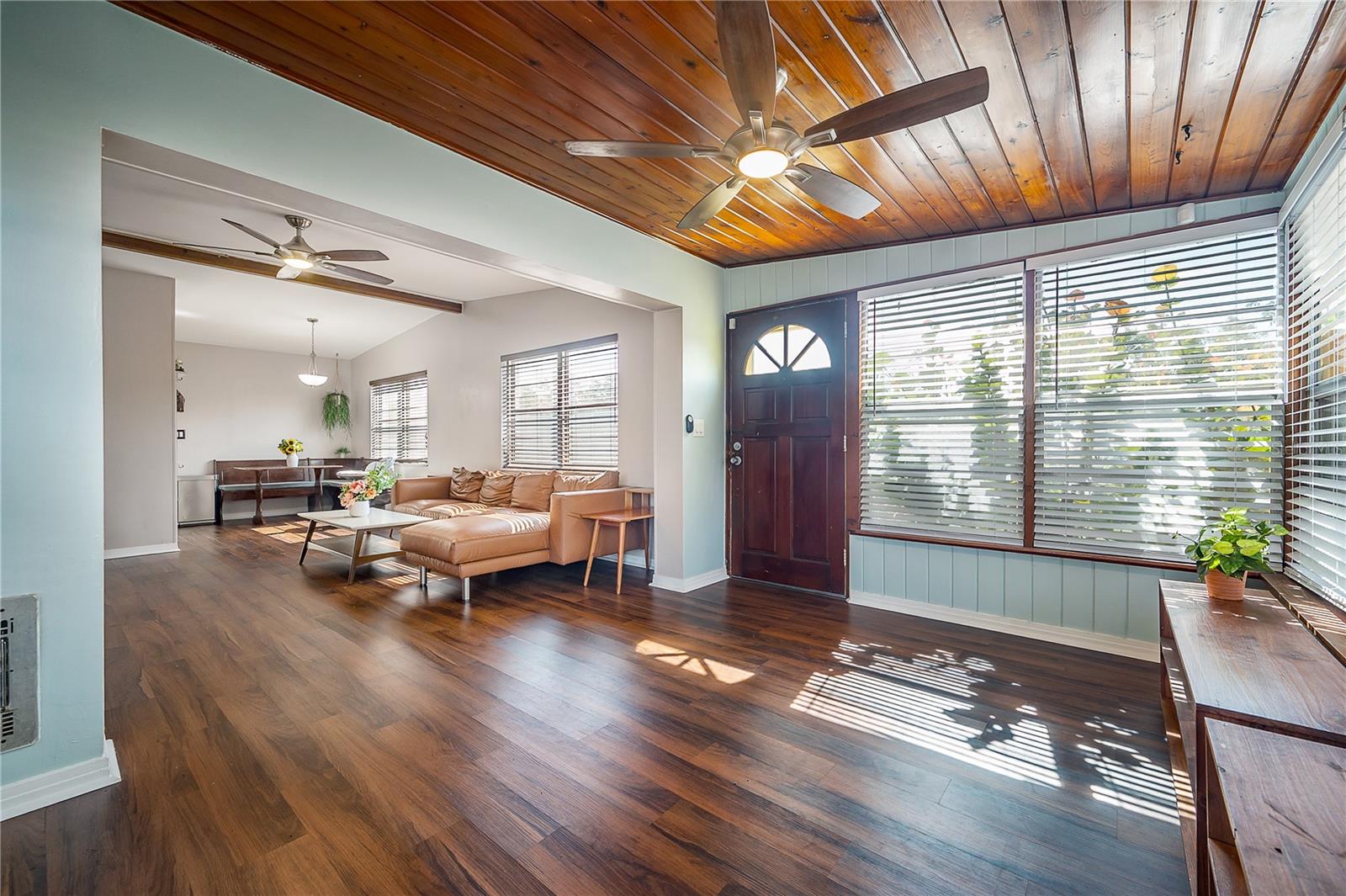 Listing photo id 5 for 7108 Howard Avenue