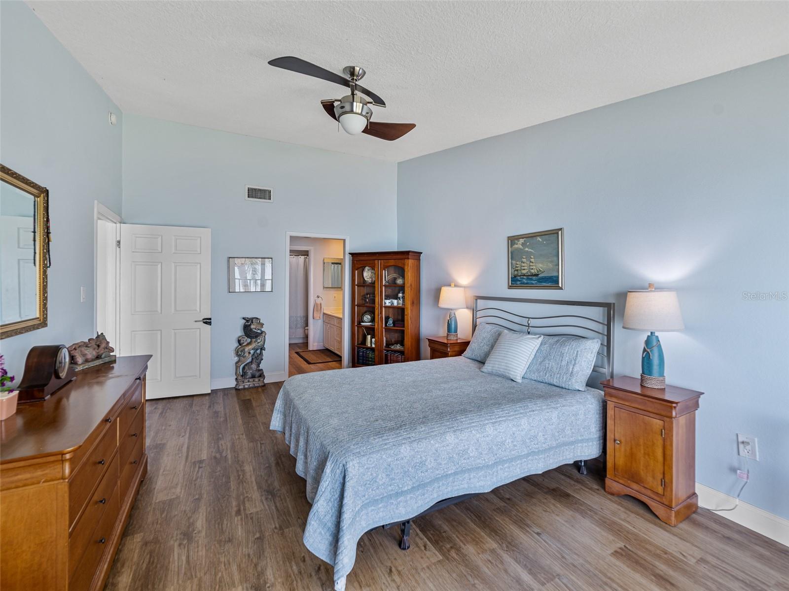 Image 20 of 39 For 7500 Sunshine Skyway Lane S 201
