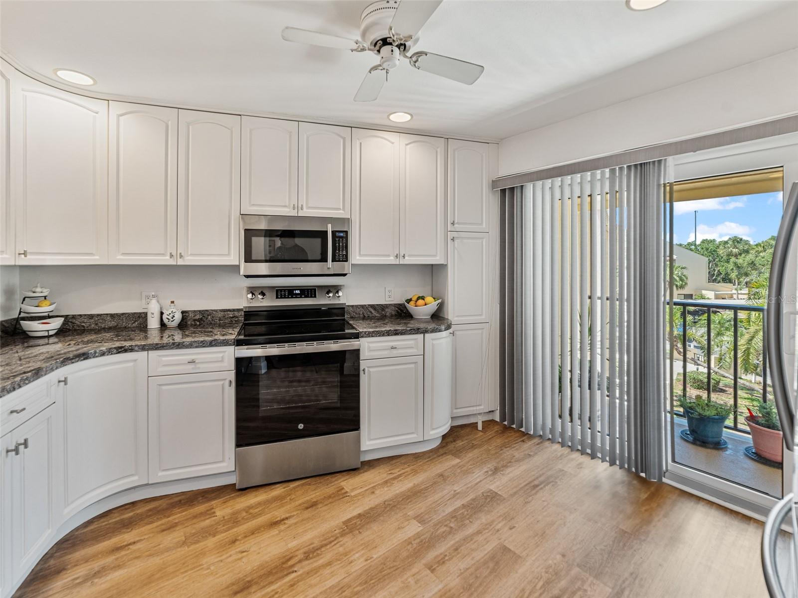 Image 7 of 39 For 7500 Sunshine Skyway Lane S 201