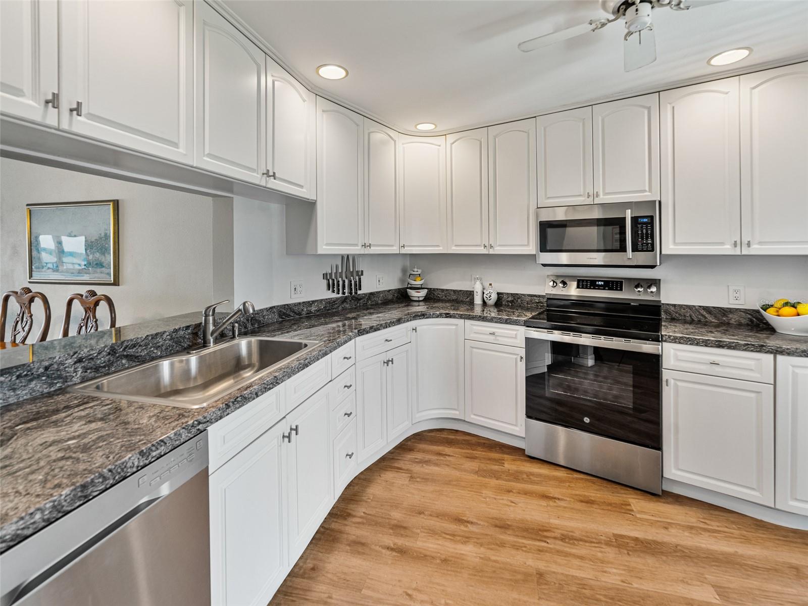 Image 8 of 39 For 7500 Sunshine Skyway Lane S 201