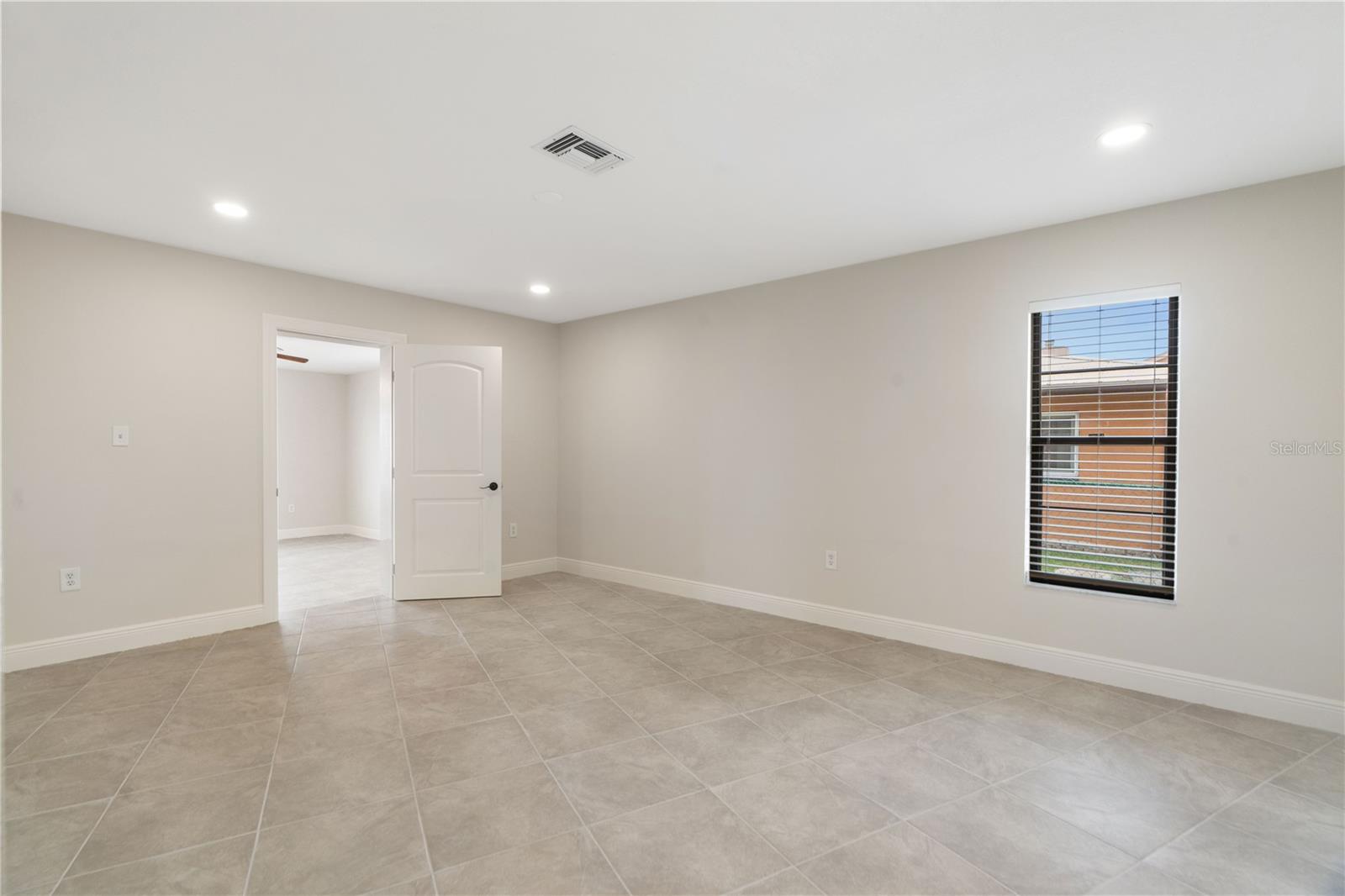 Listing photo id 9 for 5008 Southshore Drive