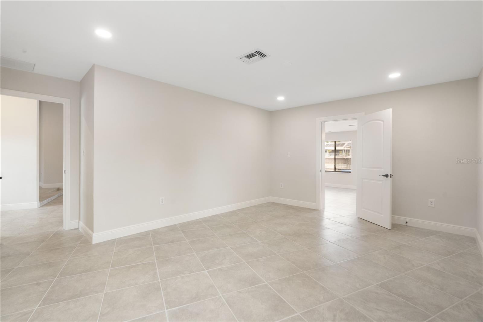 Listing photo id 10 for 5008 Southshore Drive