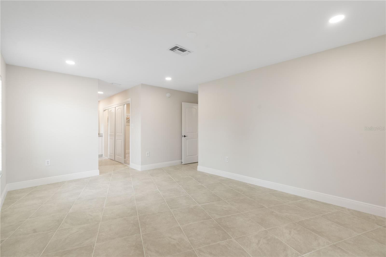 Listing photo id 11 for 5008 Southshore Drive