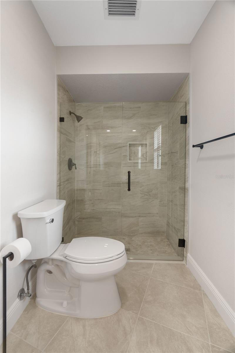 Listing photo id 17 for 5008 Southshore Drive