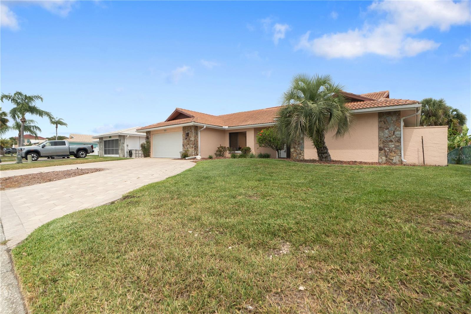 Listing photo id 2 for 5008 Southshore Drive