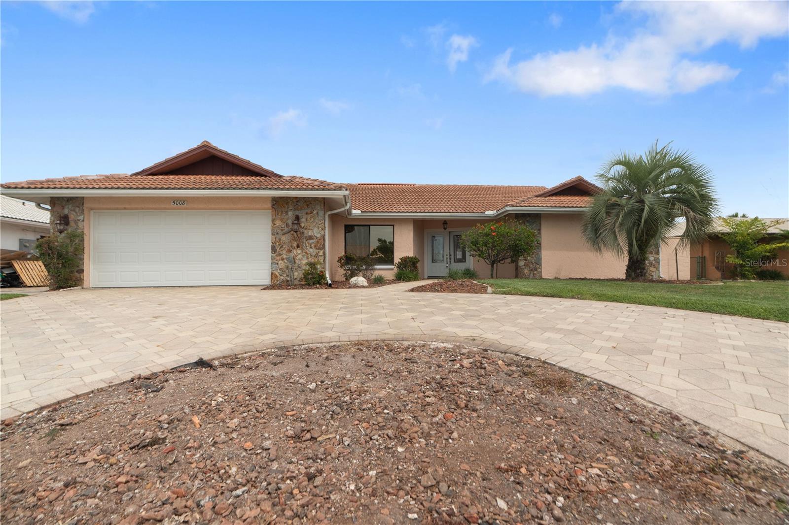 Listing photo id 3 for 5008 Southshore Drive