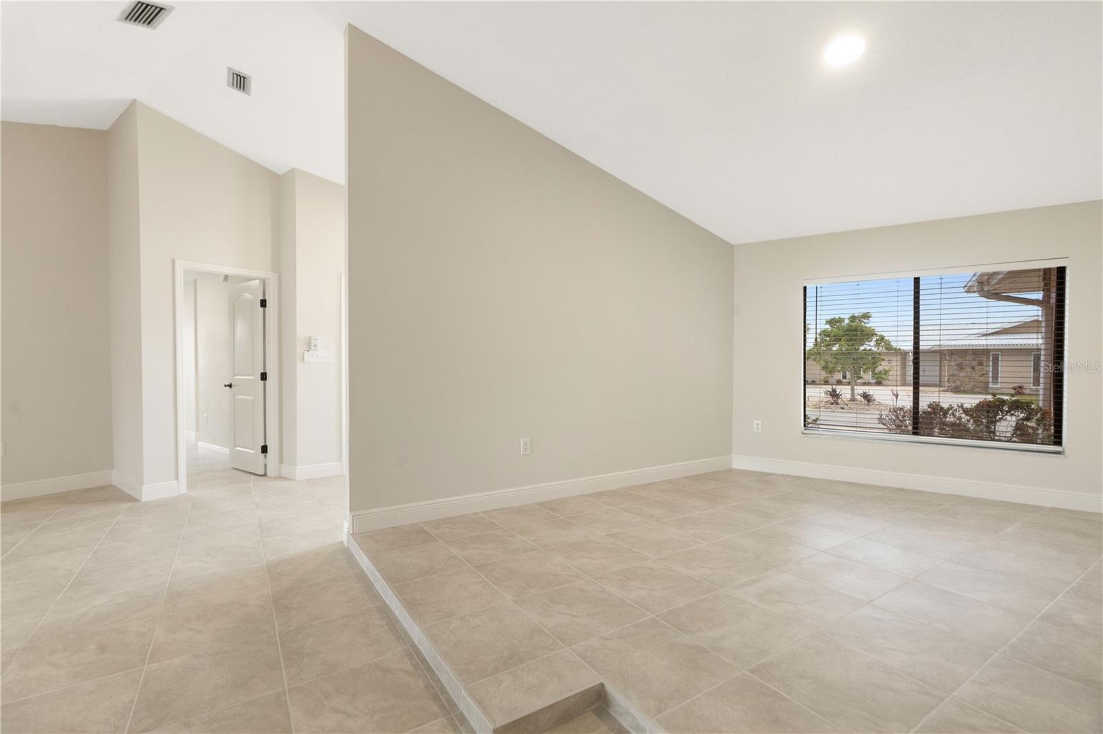 Listing photo id 5 for 5008 Southshore Drive