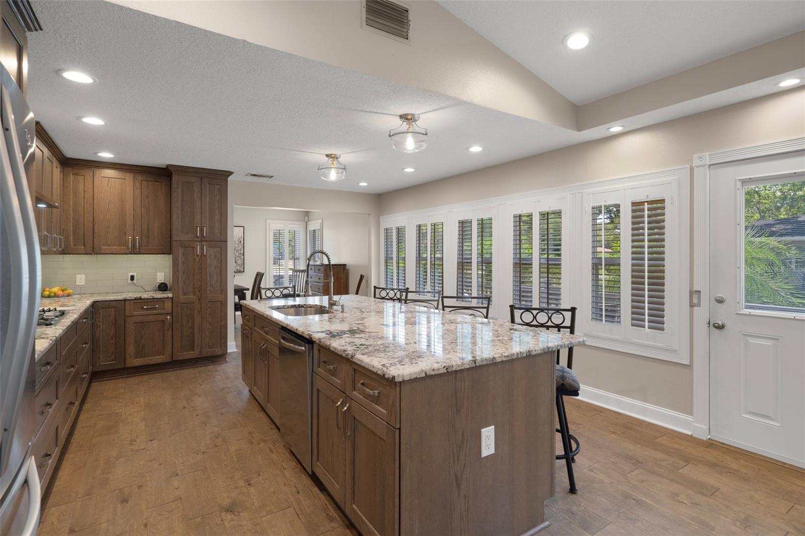 Listing photo id 9 for 1209 Adalee Street