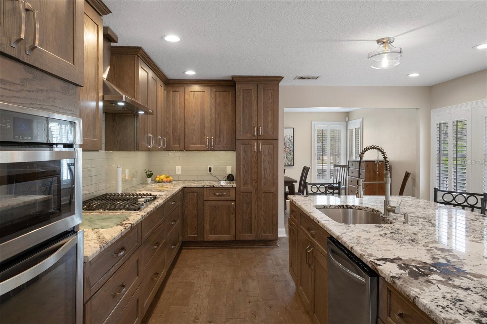 Listing photo id 10 for 1209 Adalee Street