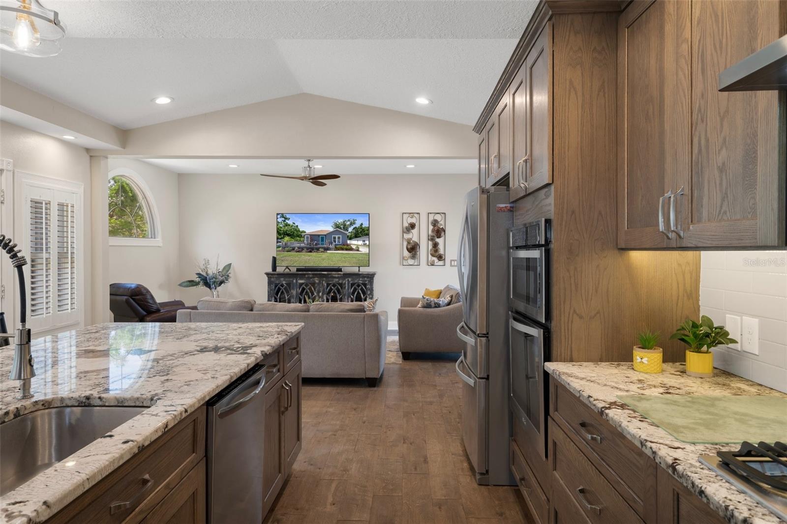 Listing photo id 11 for 1209 Adalee Street