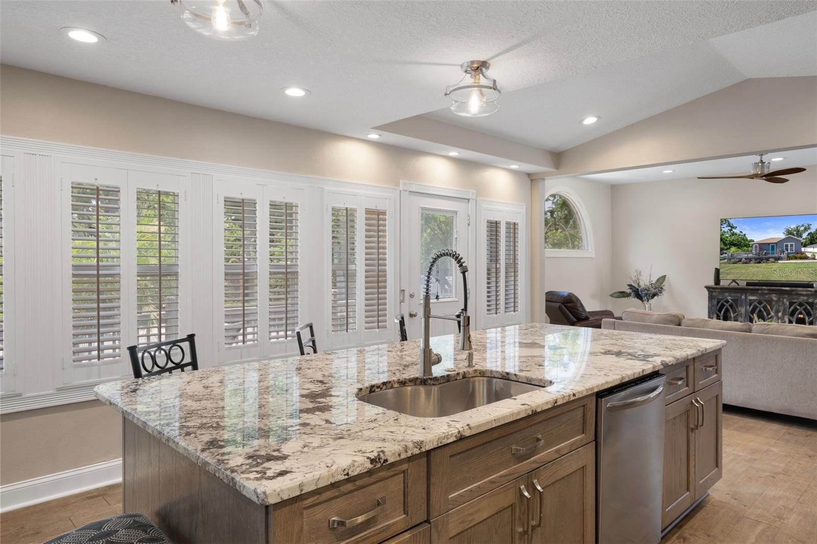 Listing photo id 12 for 1209 Adalee Street