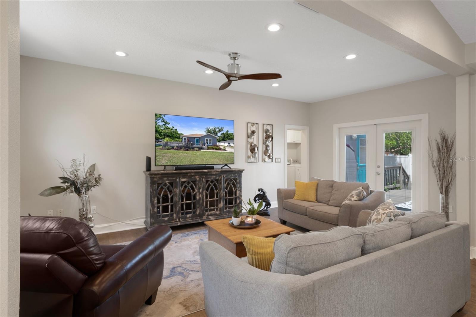 Listing photo id 14 for 1209 Adalee Street