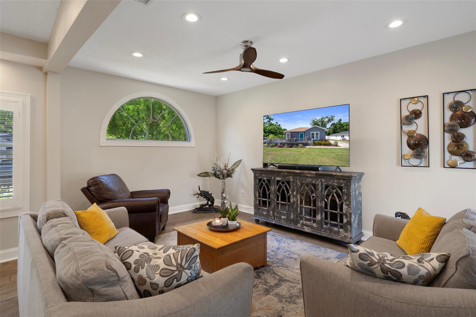 Listing photo id 15 for 1209 Adalee Street