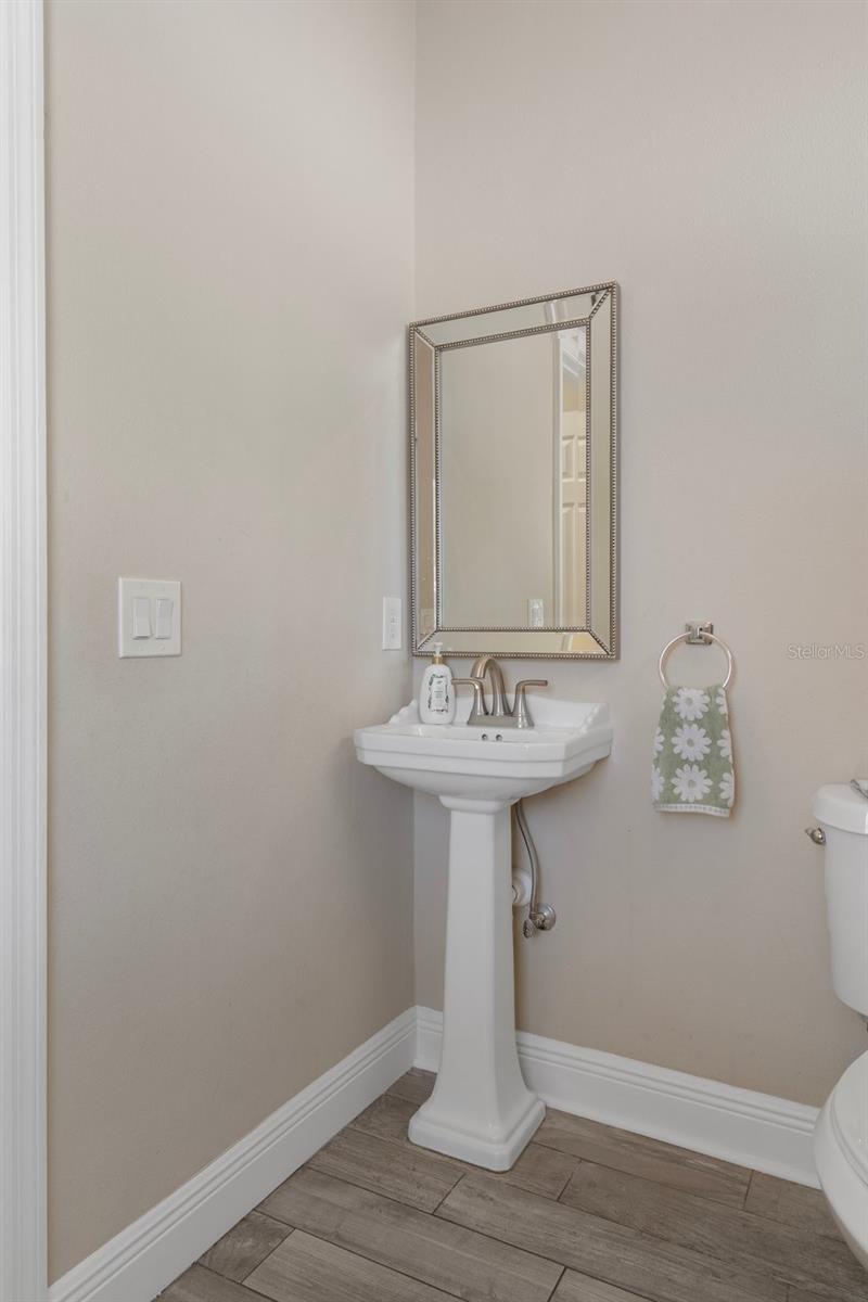 Listing photo id 19 for 1209 Adalee Street