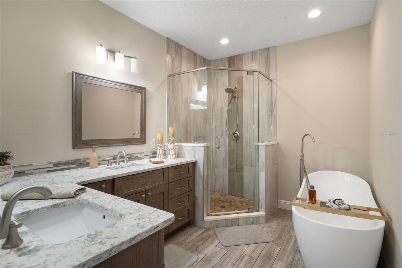Listing photo id 23 for 1209 Adalee Street